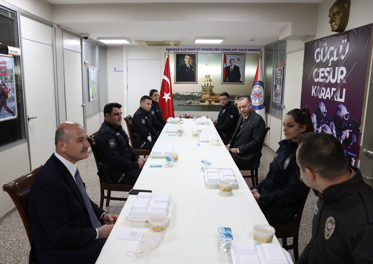 Cumhurbaşkanı Erdoğan, Çengelköy Polis Merkezi'nde iftar yaptı