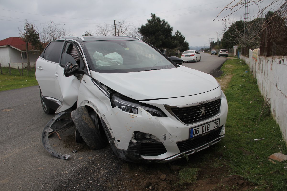 Sinop’ta cip bahçe duvarına çarptı