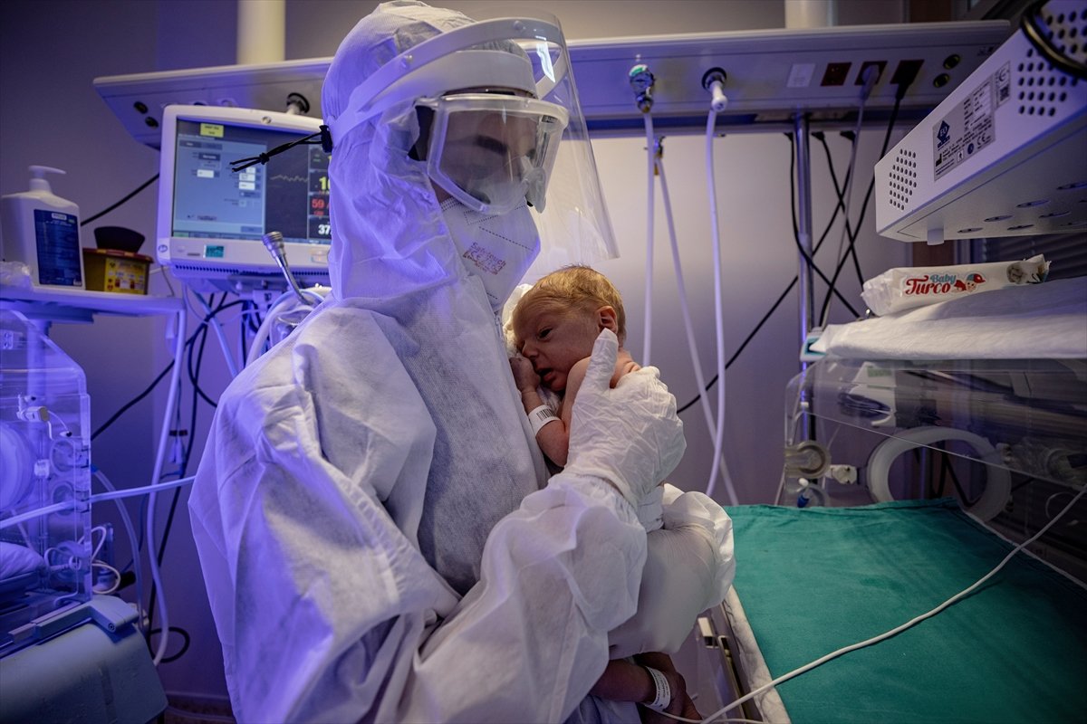 Hasta bebekler, sağlıkçıların şefkatli ellerinde ilgi görüyor