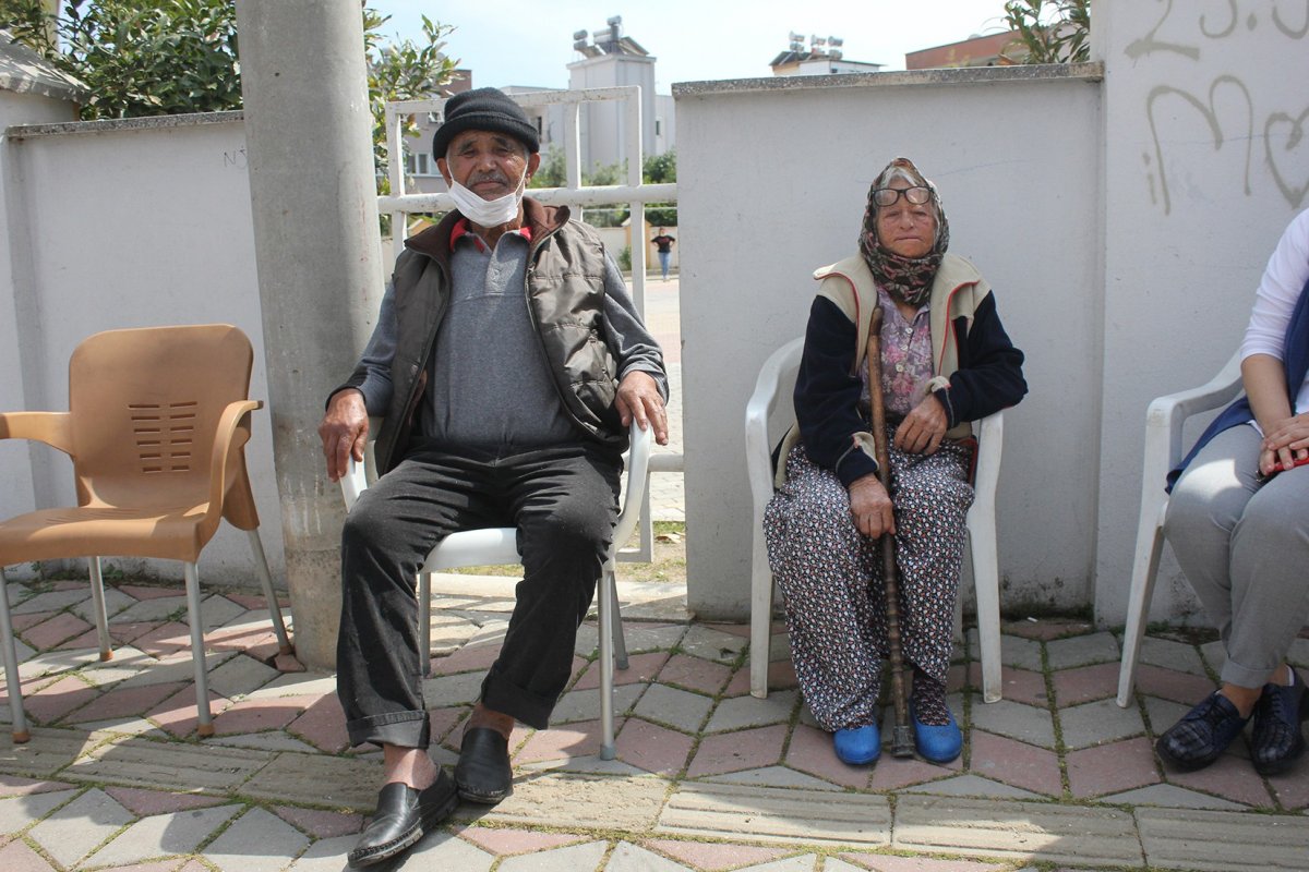 Antalya’da evi yanan çifte devlet elini uzattı