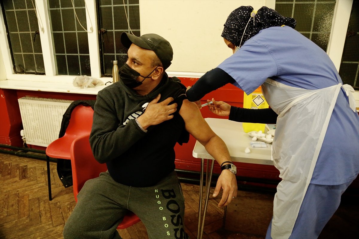 Muslims in England are vaccinated after iftar time #2