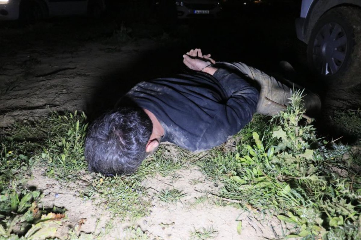 Adana'da polis kaçan şüpheliyi tarlada yakaladı