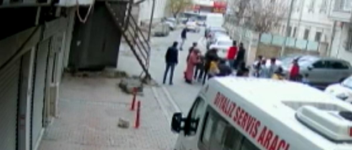 Esenyurt’ta eşini taciz eden adamı darbetti