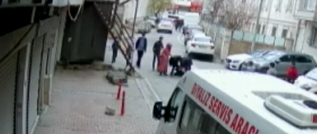 Esenyurt’ta eşini taciz eden adamı darbetti