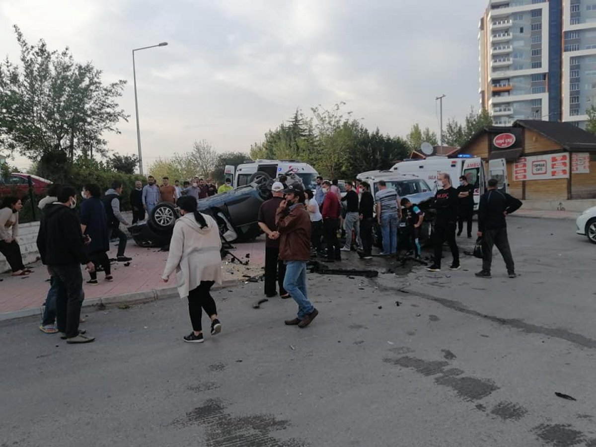 Mersin’de kaza yapan aracın ters döndüğü anlar kamerada