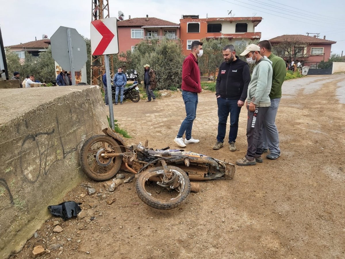 Bursa'da kontrolden çıkan tır motosiklet ile traktöre çarptı