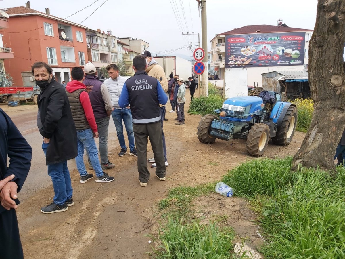 Bursa'da kontrolden çıkan tır motosiklet ile traktöre çarptı