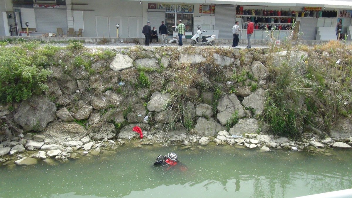 Antalya'da elektrikli bisikletiyle dereye uçan Rus kadın ölümden döndü