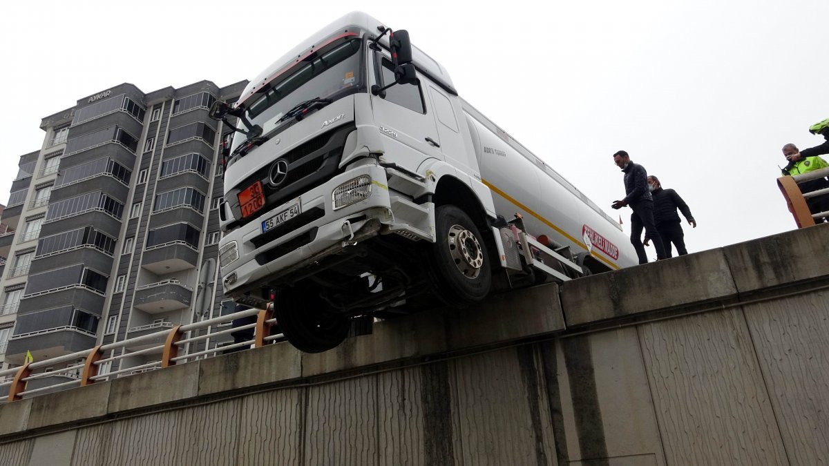 Samsun'da tanker geçidin üzerinde asılı kaldı