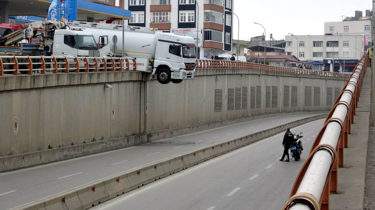 Samsun'da tanker geçidin üzerinde asılı kaldı