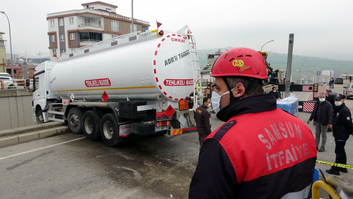 Samsun'da tanker geçidin üzerinde asılı kaldı