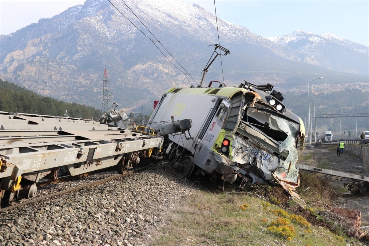 Adana'daki tren kazasının güvenlik kamerası kayıtları ortaya çıktı