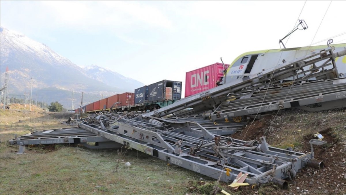 Adana'daki tren kazasının güvenlik kamerası kayıtları ortaya çıktı