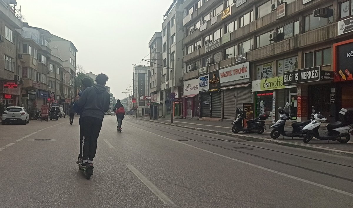 Bursa'da kısıtlamayı scooter ile deldiler