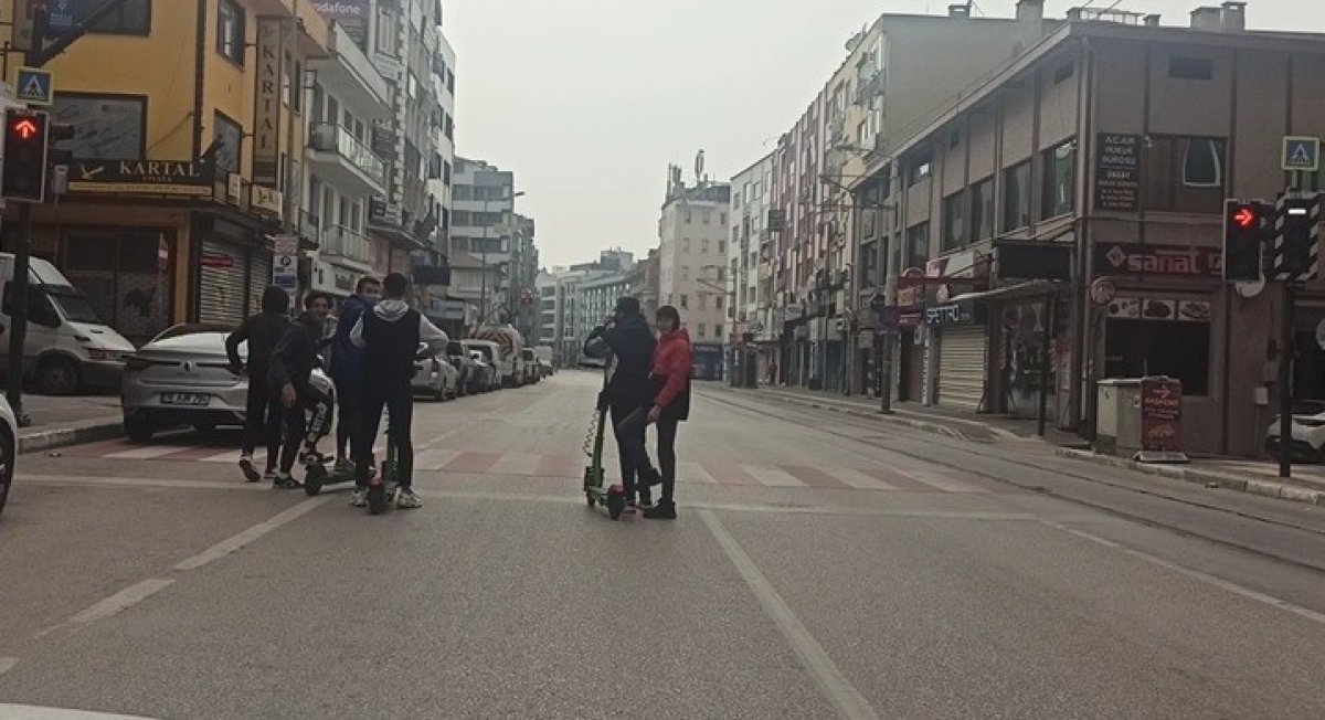 Bursa'da kısıtlamayı scooter ile deldiler