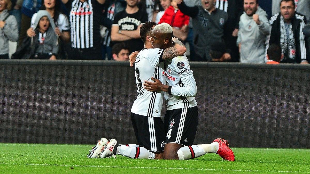 Adriano'dan Talisca'ya: Haydi Beşiktaş'a dönelim