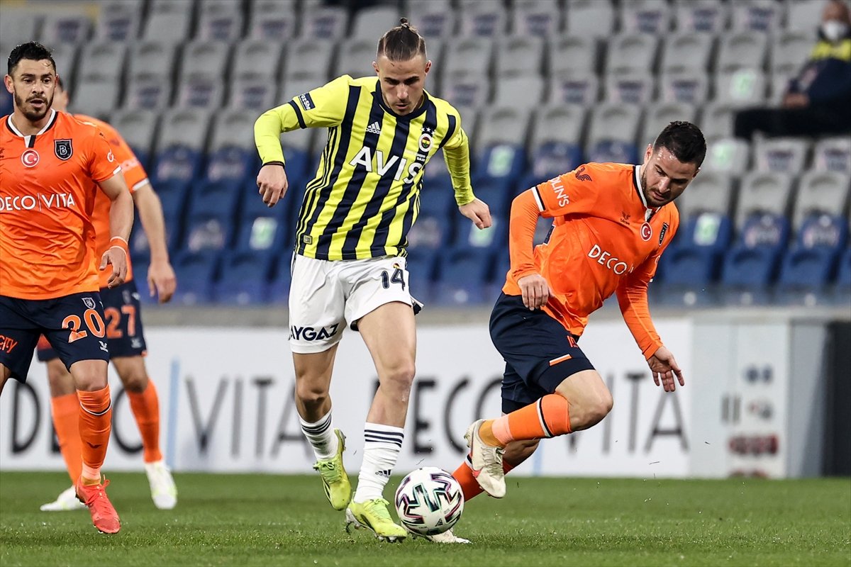 Fenerbahçe, deplasmanda Başakşehir'i 2 golle mağlup etti