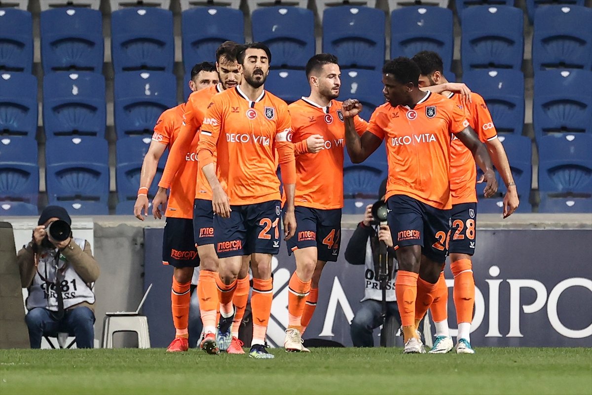 Fenerbahçe, deplasmanda Başakşehir'i 2 golle mağlup etti