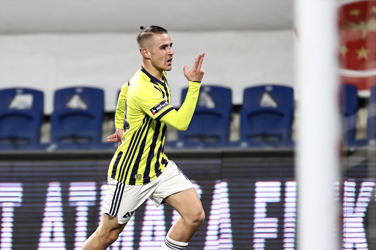 Fenerbahçe, deplasmanda Başakşehir'i 2 golle mağlup etti