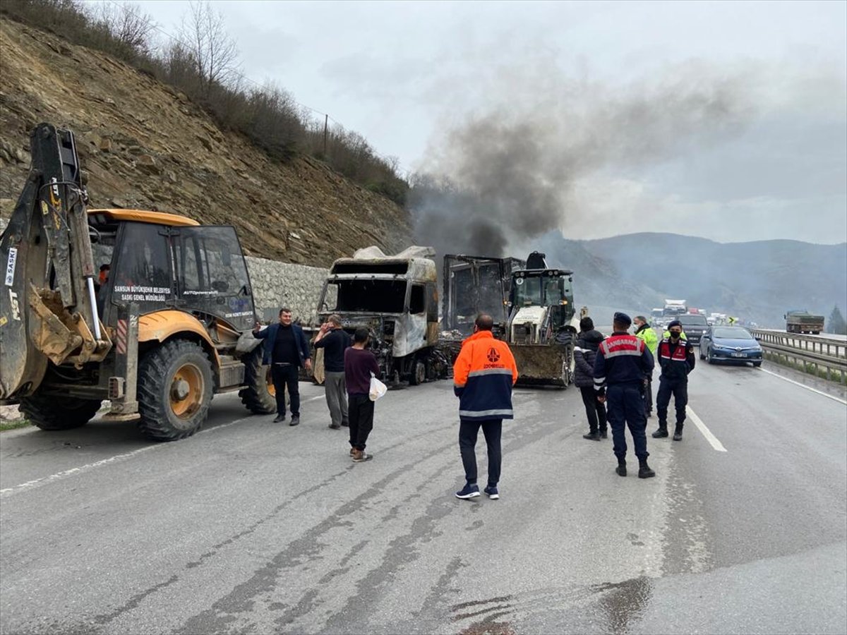 Samsun'da pamuk yüklü tır yandı