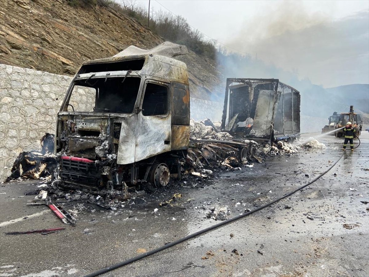 Samsun'da pamuk yüklü tır yandı