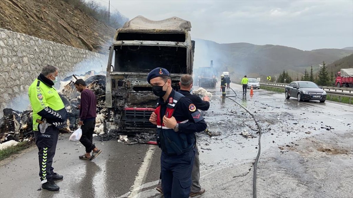 Samsun'da pamuk yüklü tır yandı