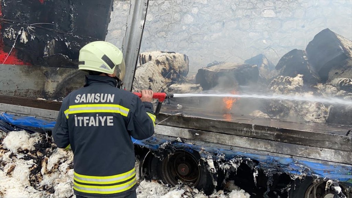 Samsun'da pamuk yüklü tır yandı