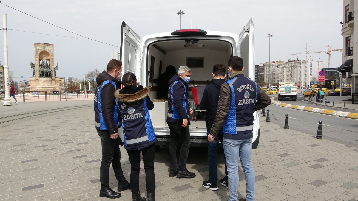 Taksim'de çocuklarını dilendiren kadın, zabıtaya takıldı