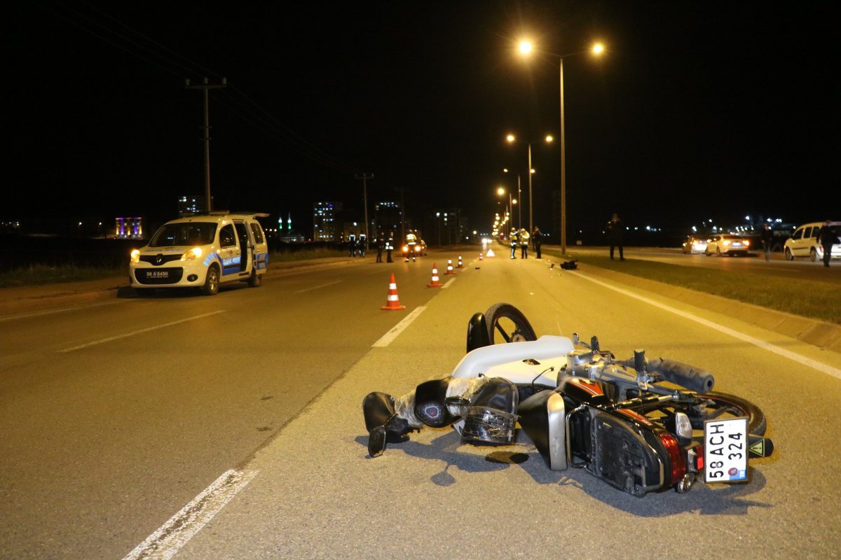 Sivas'ta devrilen motosikletin sürücüsü hayatını kaybetti