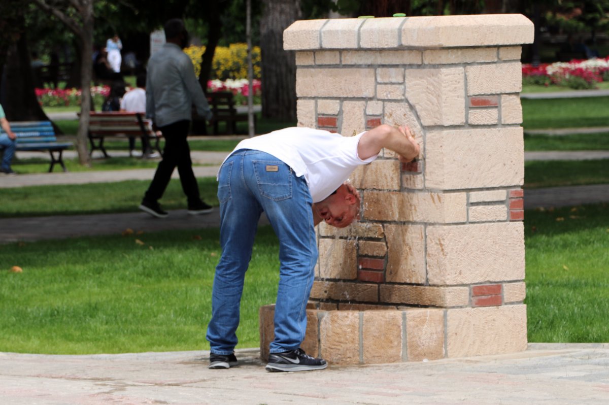 Adana'da sıcaktan bunalanlar parklara akın etti