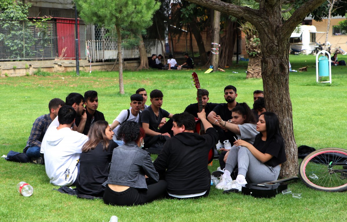 Adana'da sıcaktan bunalanlar parklara akın etti