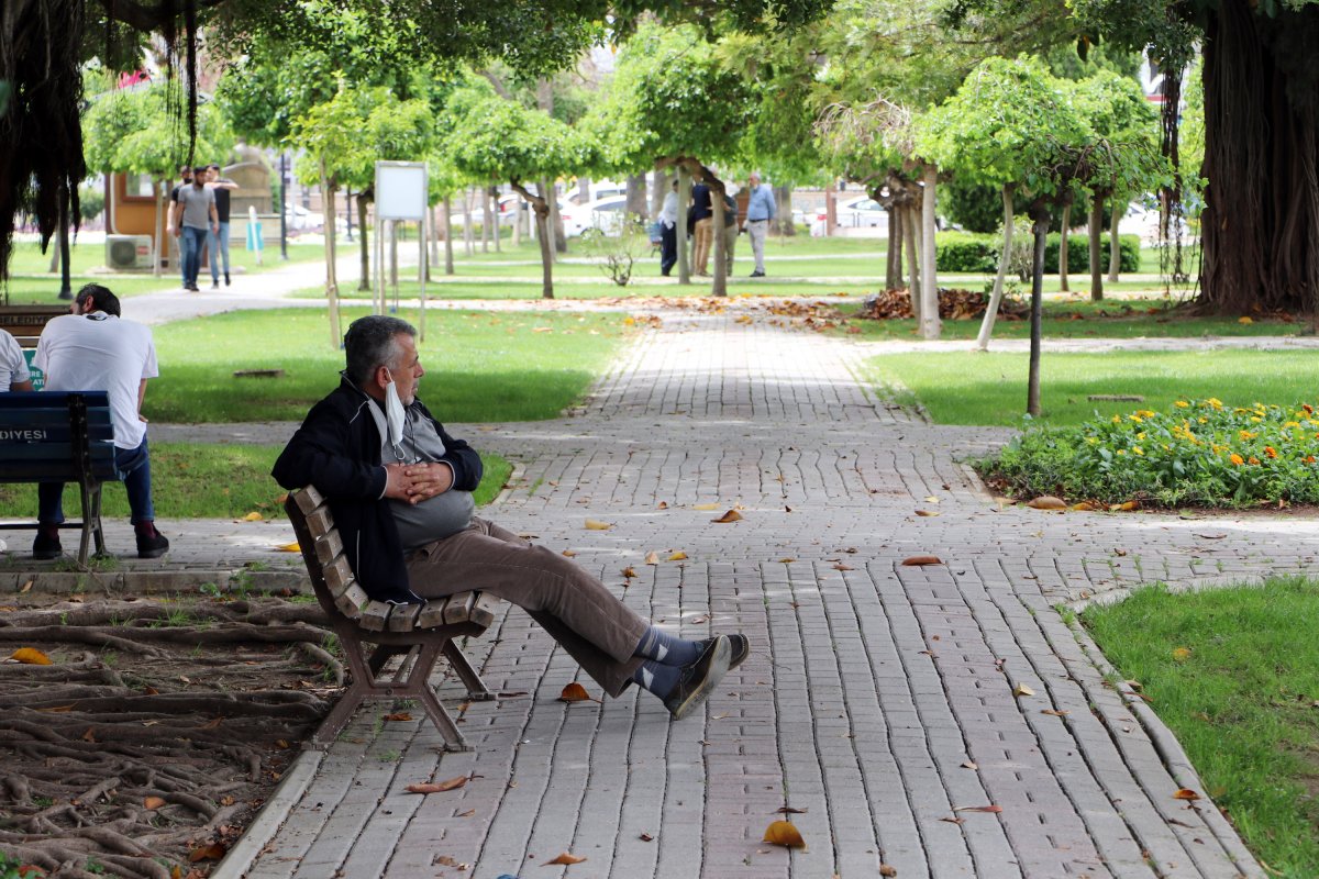 Adana'da sıcaktan bunalanlar parklara akın etti