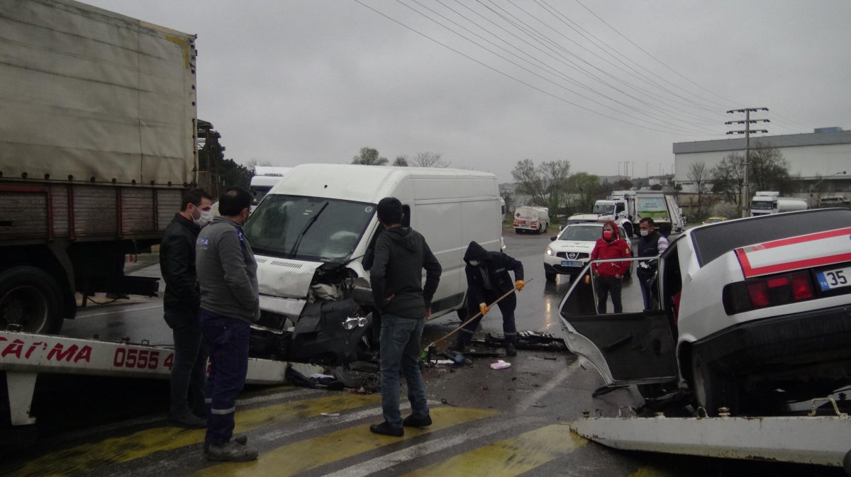 Kocaeli'de otomobil ile minibüs çarpıştı: 6 yaralı