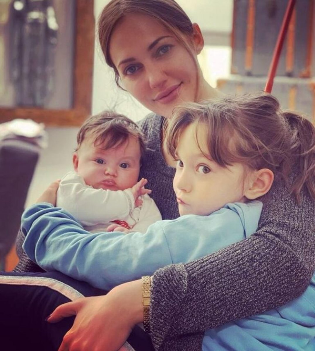 Meryem Uzerli, kızlarıyla poz verdi