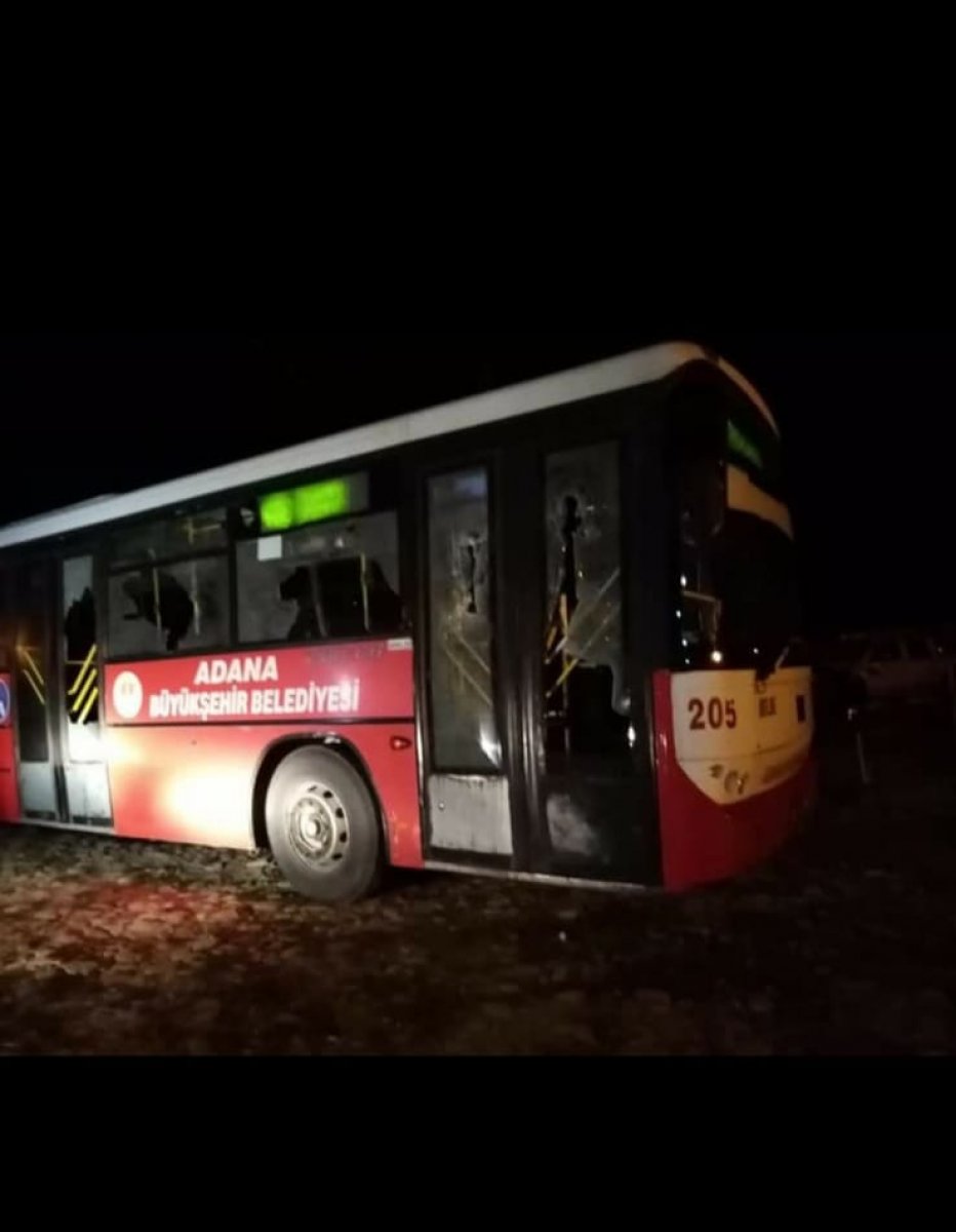 Adana'da önünü kestikleri otobüse saldırdılar