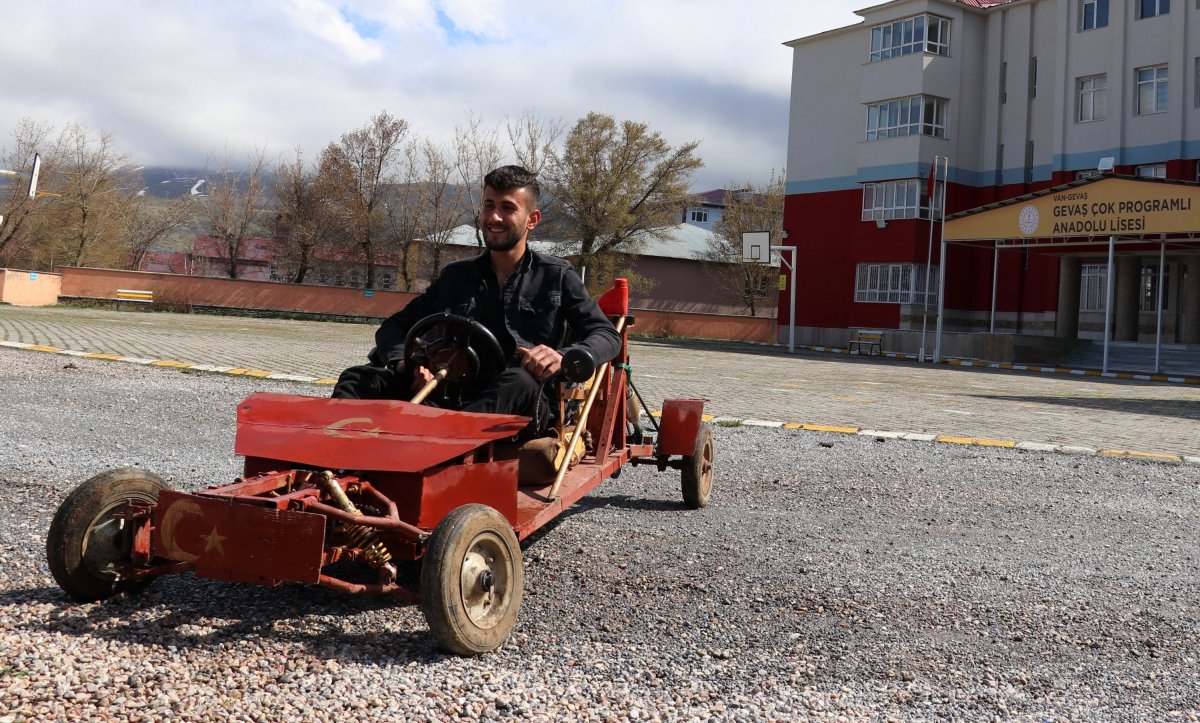 Van'da hurdadan topladığı malzemelerle araba yaptı