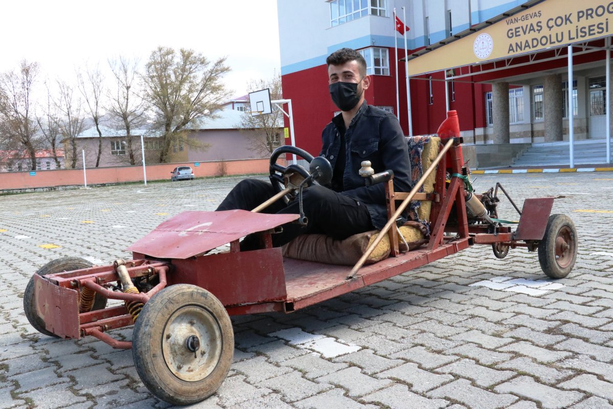 Van'da hurdadan topladığı malzemelerle araba yaptı