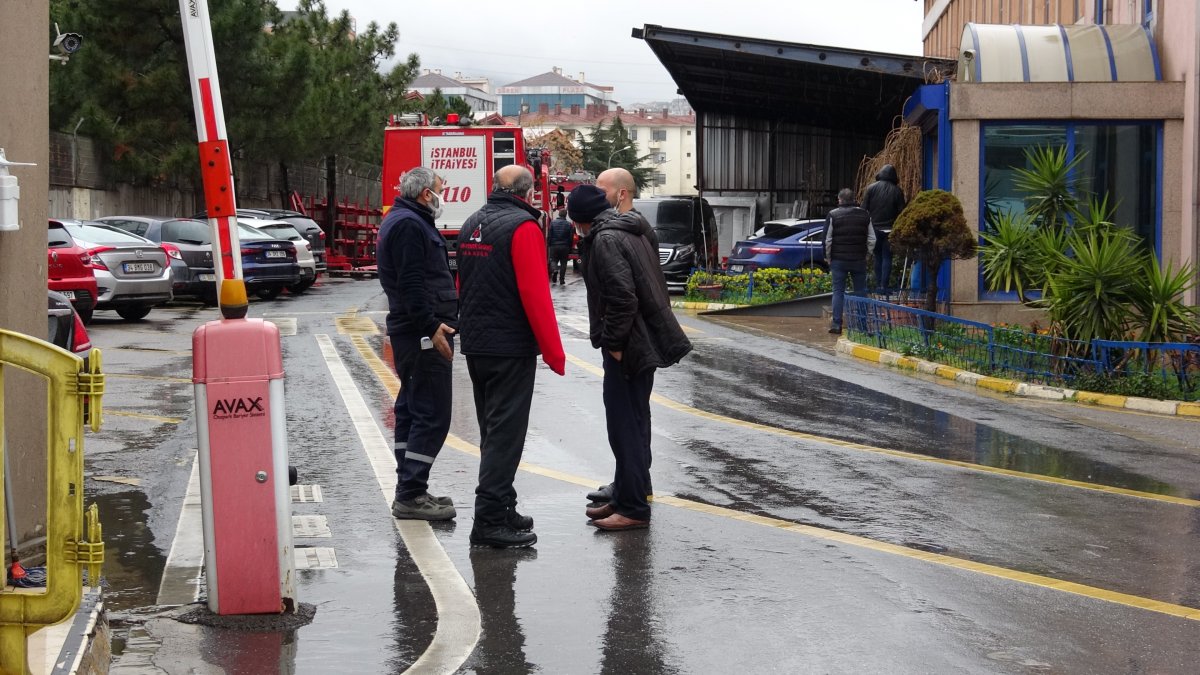 Pendik’te fabrikanın tiner kazanı patladı