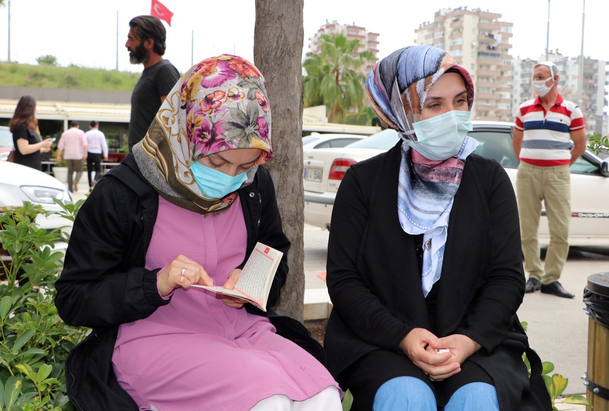 Adana'da attan düşen jokeyin ailesi bekleyişini sürdürüyor