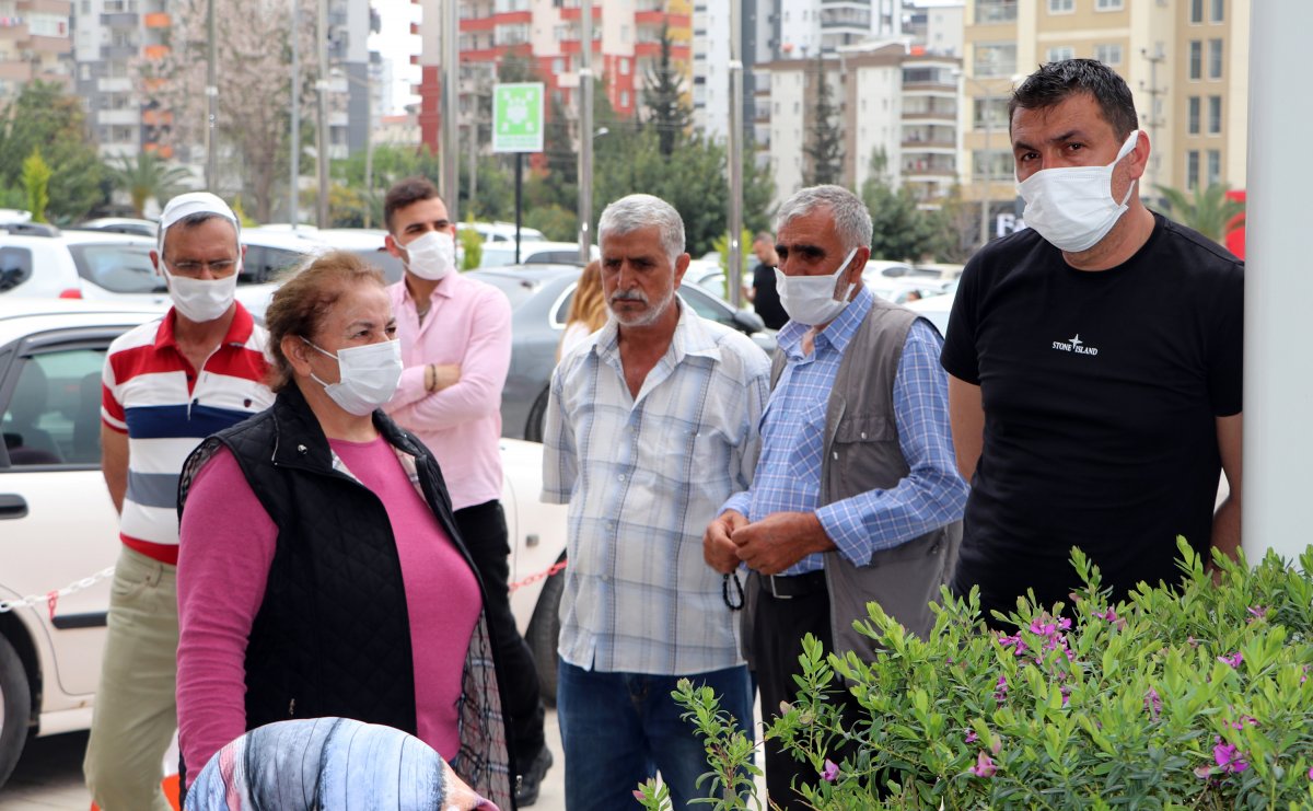 Adana'da attan düşen jokeyin ailesi bekleyişini sürdürüyor