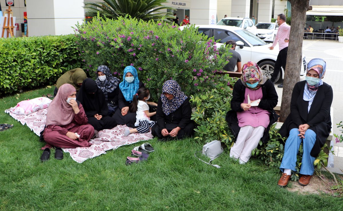 Adana'da attan düşen jokeyin ailesi bekleyişini sürdürüyor