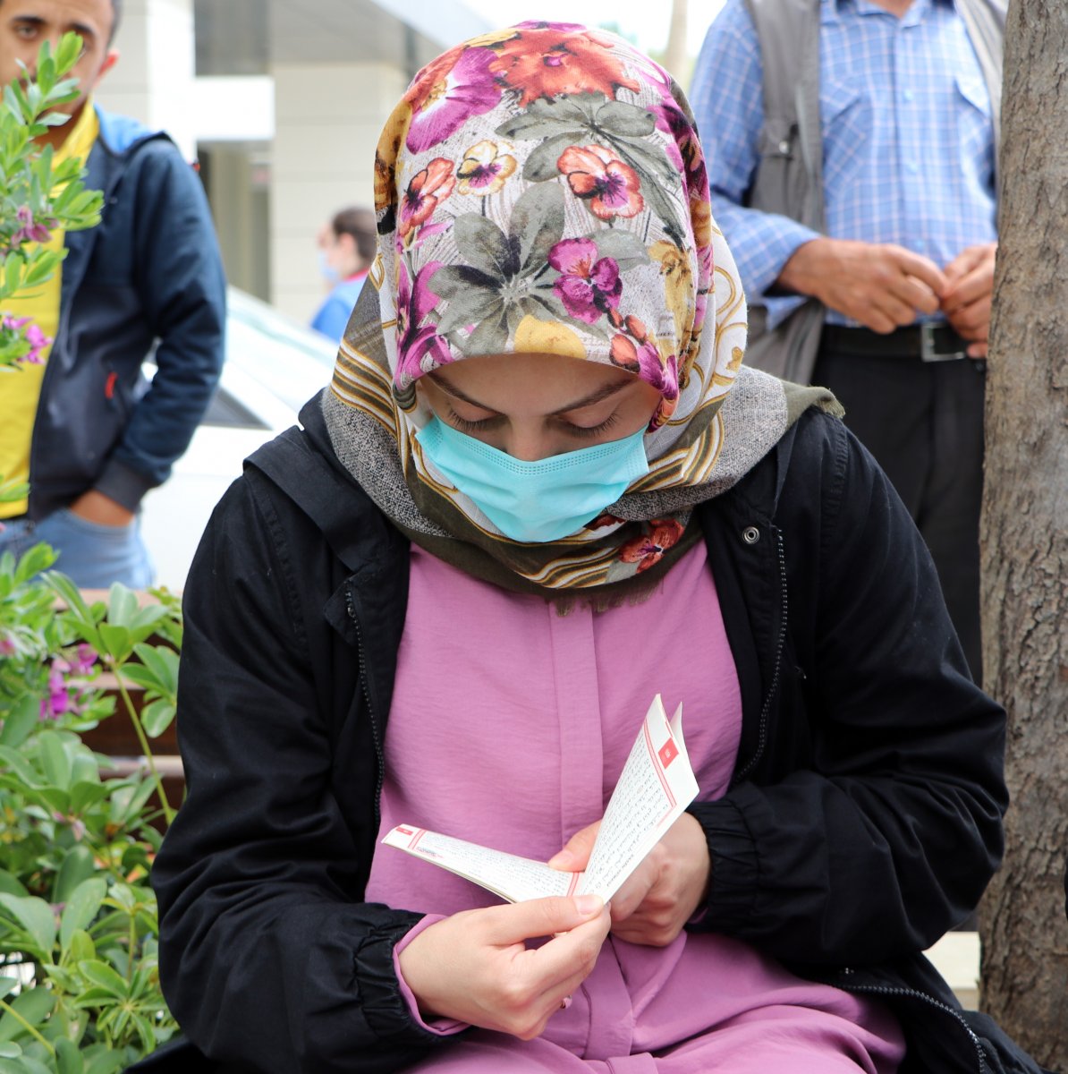 Adana'da attan düşen jokeyin ailesi bekleyişini sürdürüyor