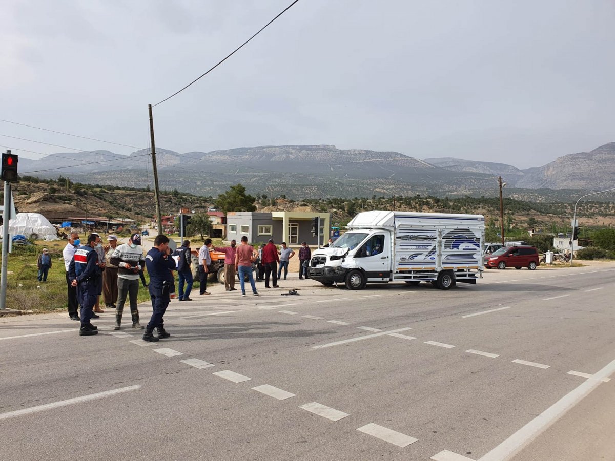 Mersin'de traktör ile kamyonet kazası: 2 yaralı