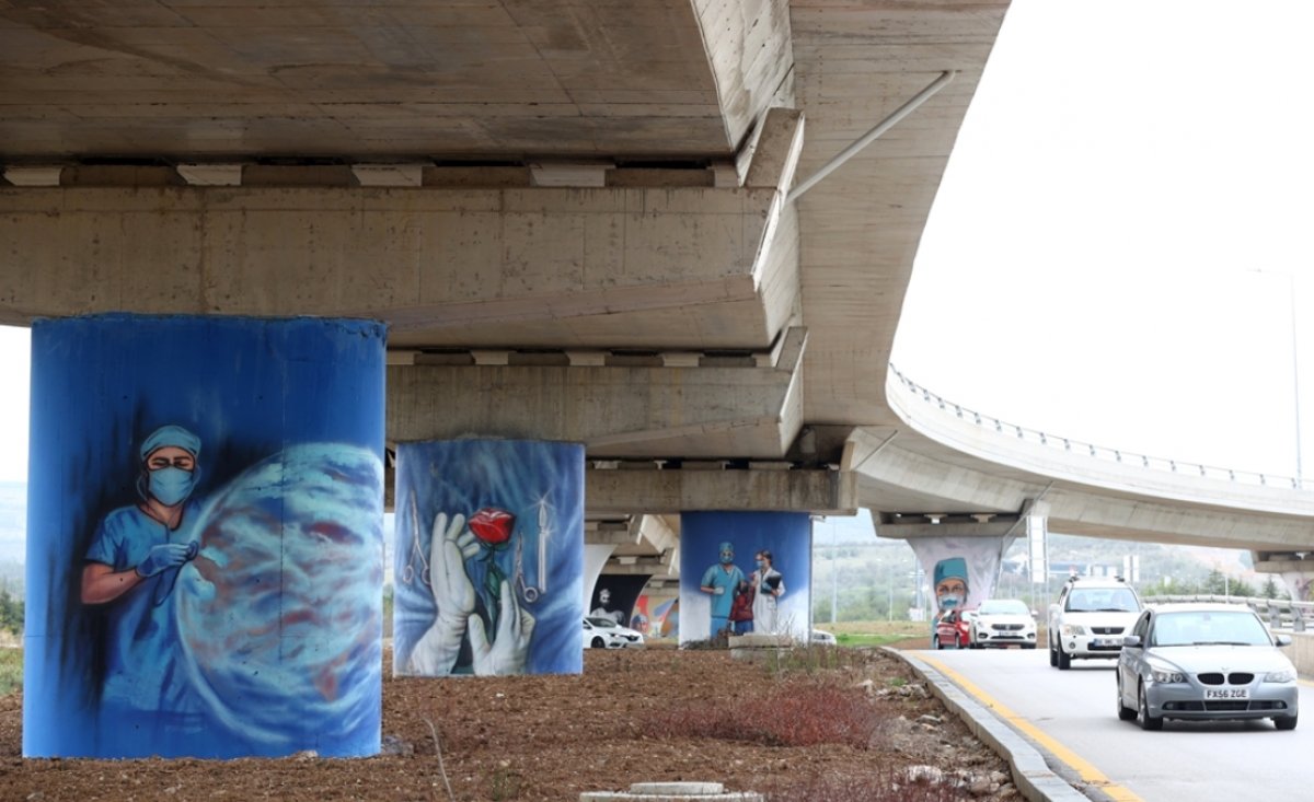 Ankara'da sağlık çalışanları için bulvarlara grafiti