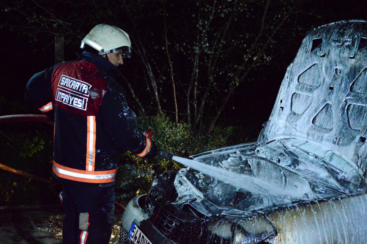 Sakarya'da emanet otomobil alev alev yandı