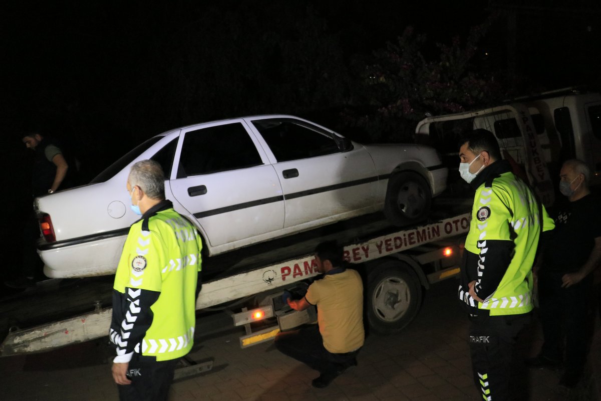 Adana'da yaya köprüsünden geçmeye çalışan otomobil sıkıştı