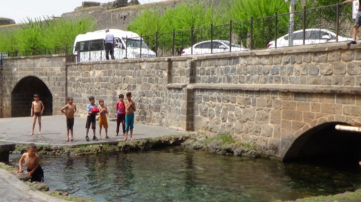 Diyarbakır'da caddeler doldu, tedbirler yok sayıldı