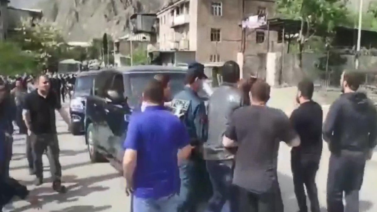 People in Armenia cut off Nikol Pashinyan's path #2