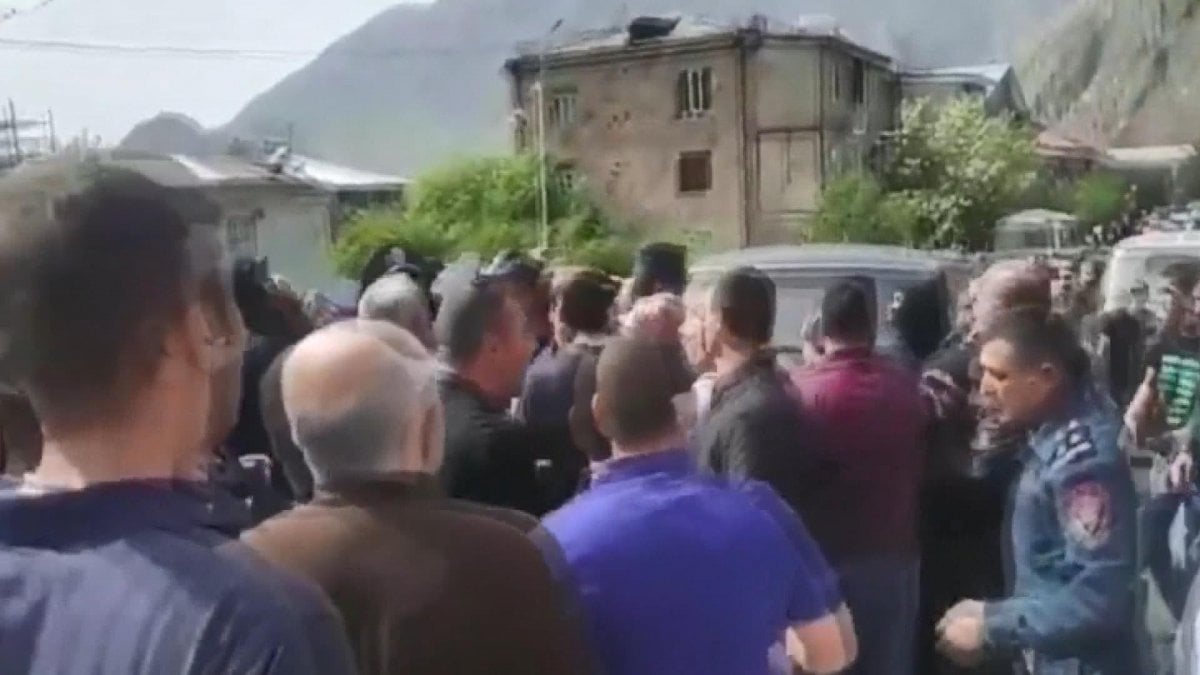 People in Armenia blocked the way of Nikol Pashinyan #3