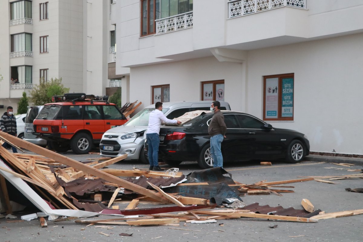 Gaziantep'te çatının uçma anları